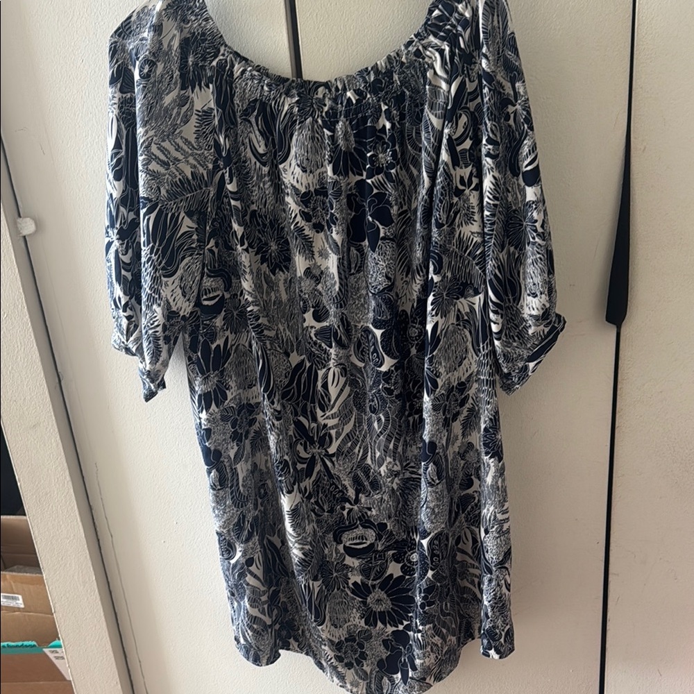Navy and White Ruched Tunic with 3/4 Sleeves!